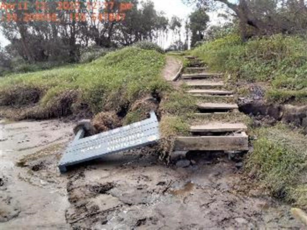 Berrara Rd - damaged beach path - Recover - April 2022.jpg