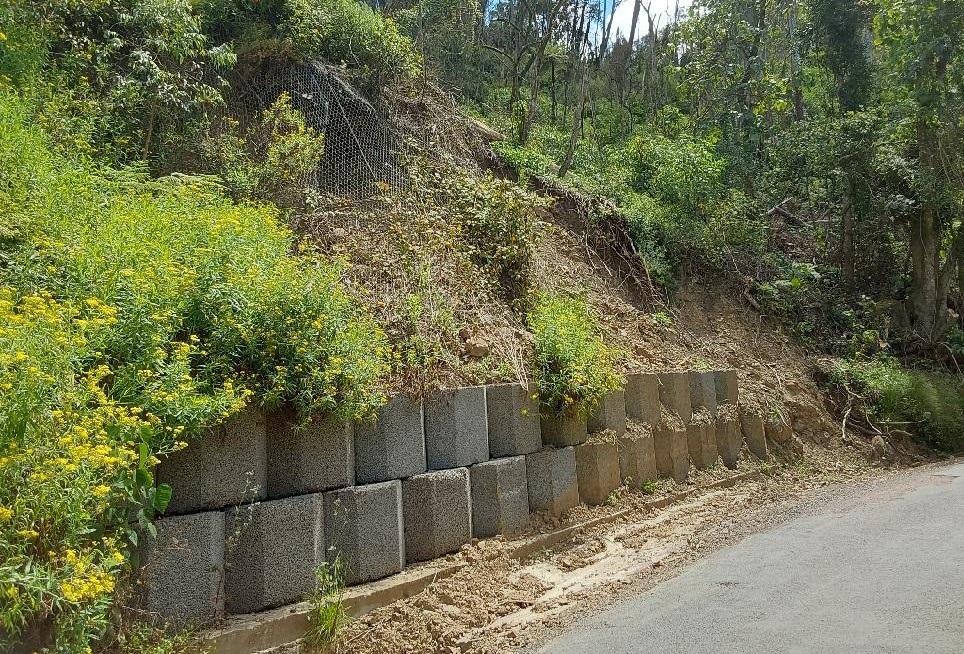 Mount Scanzi Rd - mod landslip damage 1- Recover - 10Nov2022.jpg