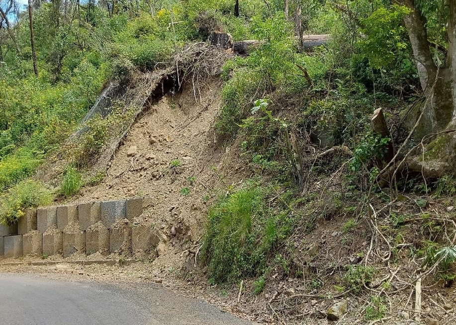 Mount Scanzi Rd - mod landslip damage 2 - Recover - 10Nov2022.jpg